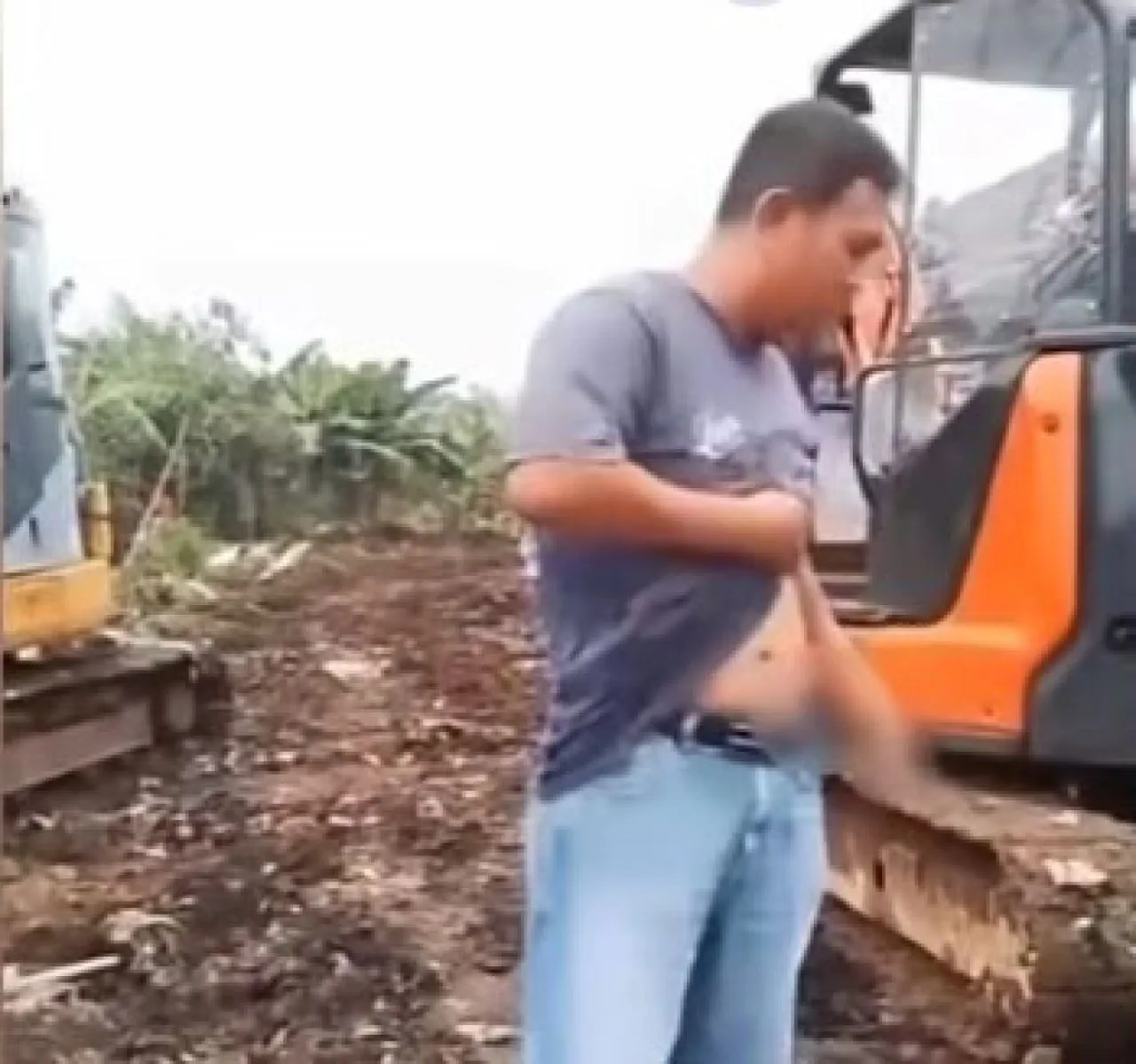 Penjaga Tambang Bawa Pistol Menakuti Warga