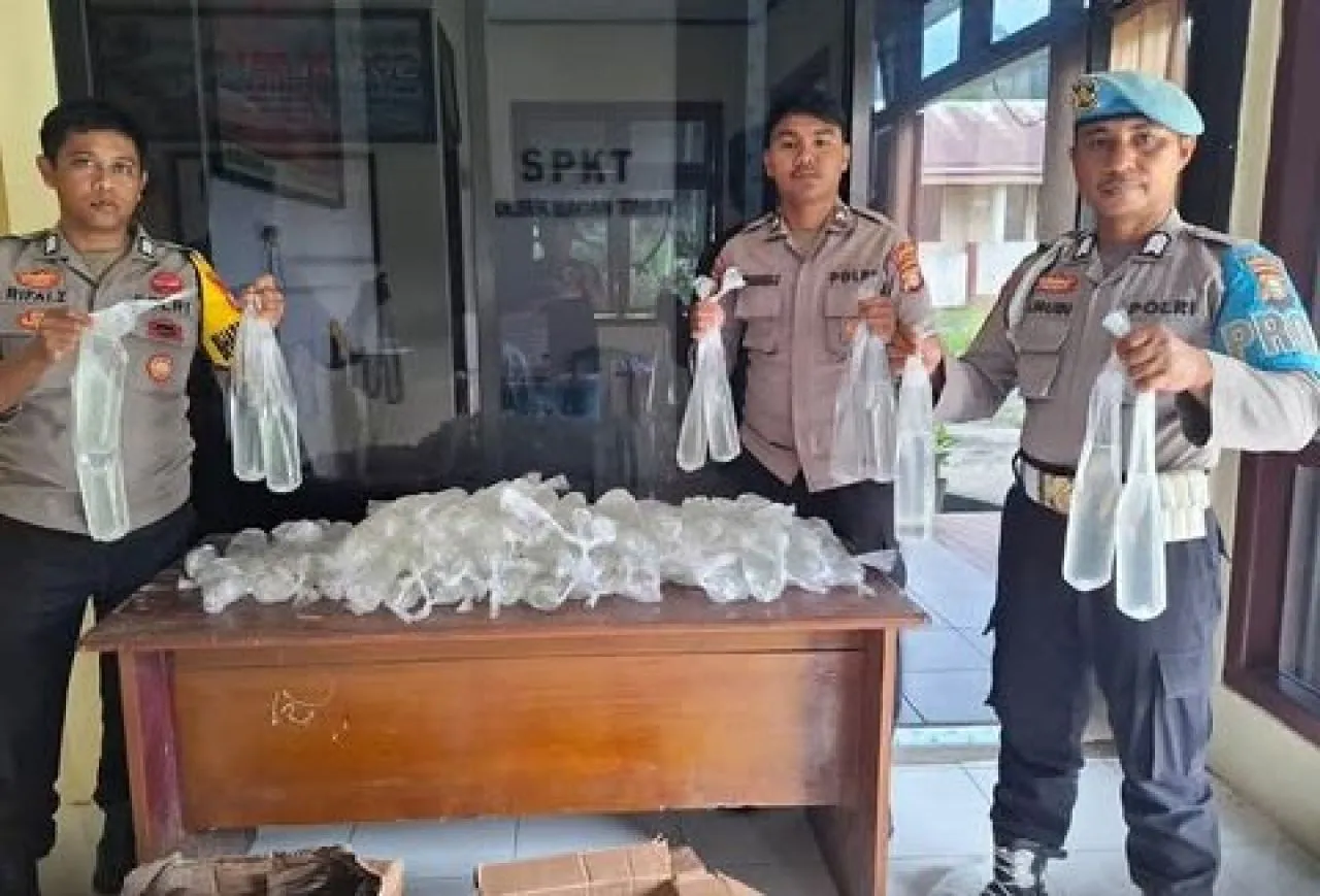 Polsek Bacan Timur Razia Kos-Kosan Desa Babang, Sita 100 Kantong Miras