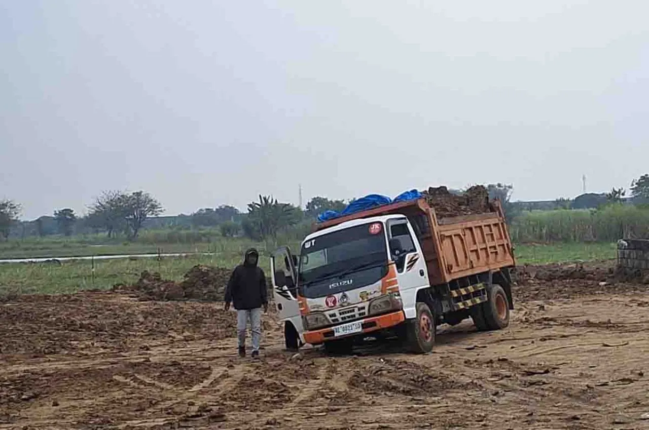 Miras Ilegal Diberantas, Proyek Urug Tanpa Izin di Desa Putat Lor Dibiarkan