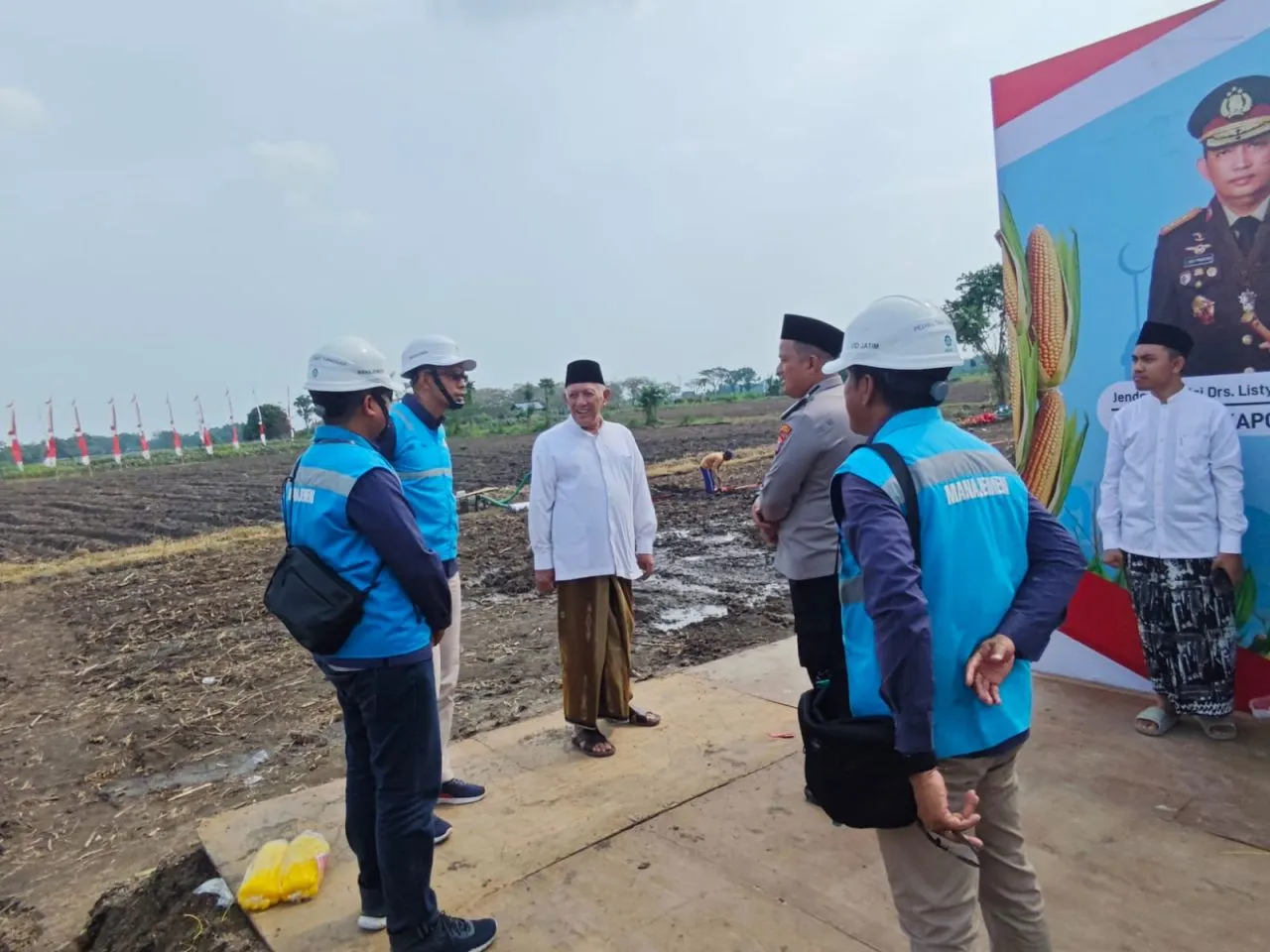 PLN Dukung Keandalan Listrik Penanaman Jagung Bersama Santri