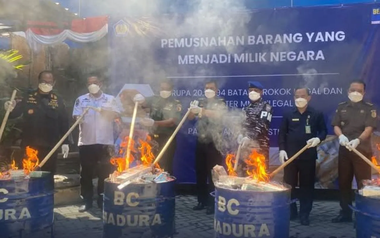 Bea Cukai Madura Musnahkan Rokok Ilegal Senilai Puluhan Miliaran Rupiah