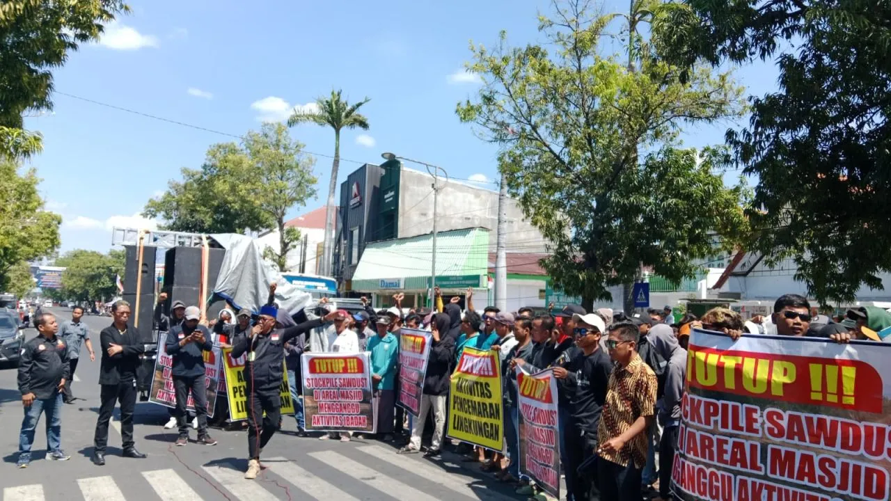 Kantor DRPD dan Bupati Situbondo Digruduk Ratusan Massa