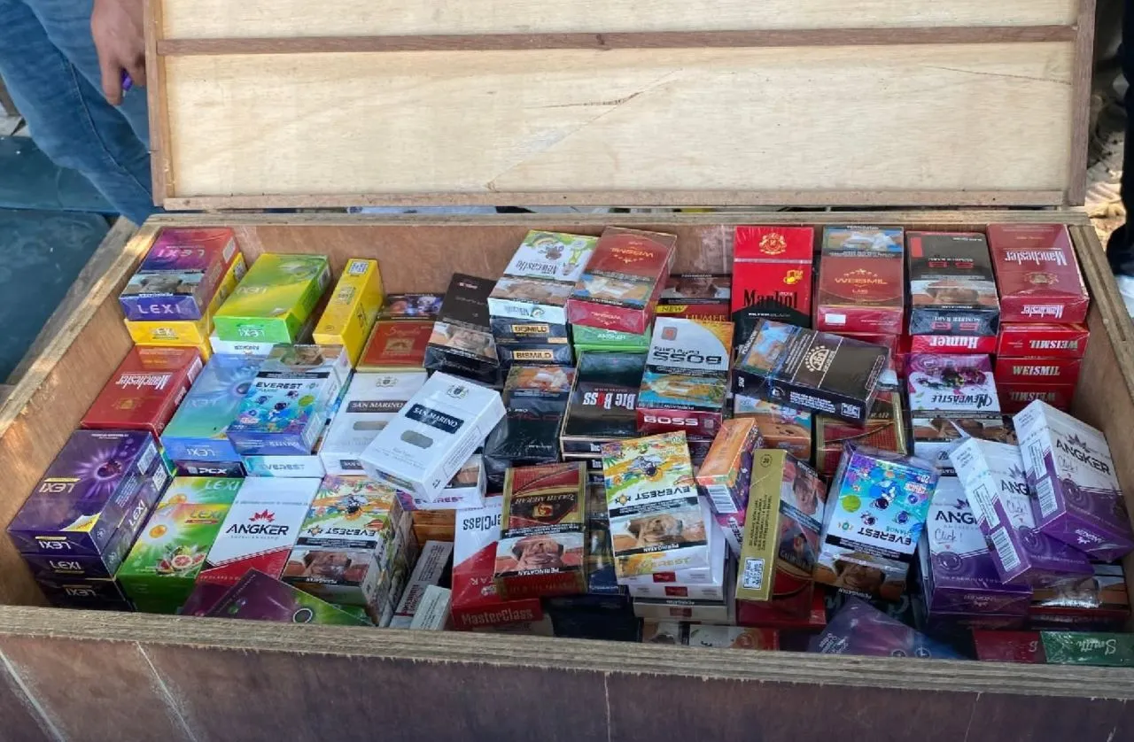 Bea Cukai dan Satpol PP Sidoarjo Razia Rokok Polos Ilegal