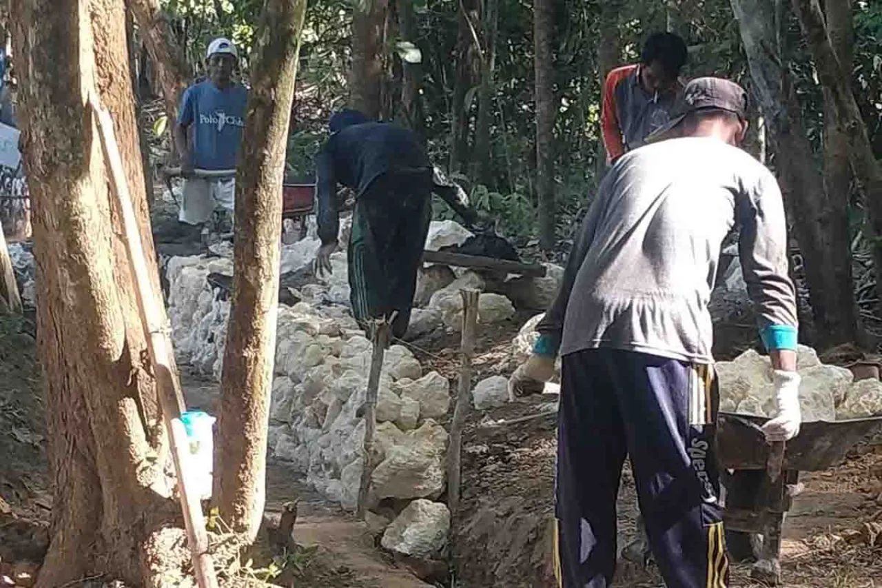 Pekerjaan Irigasi P3A di Desa Komis Disoal Warga