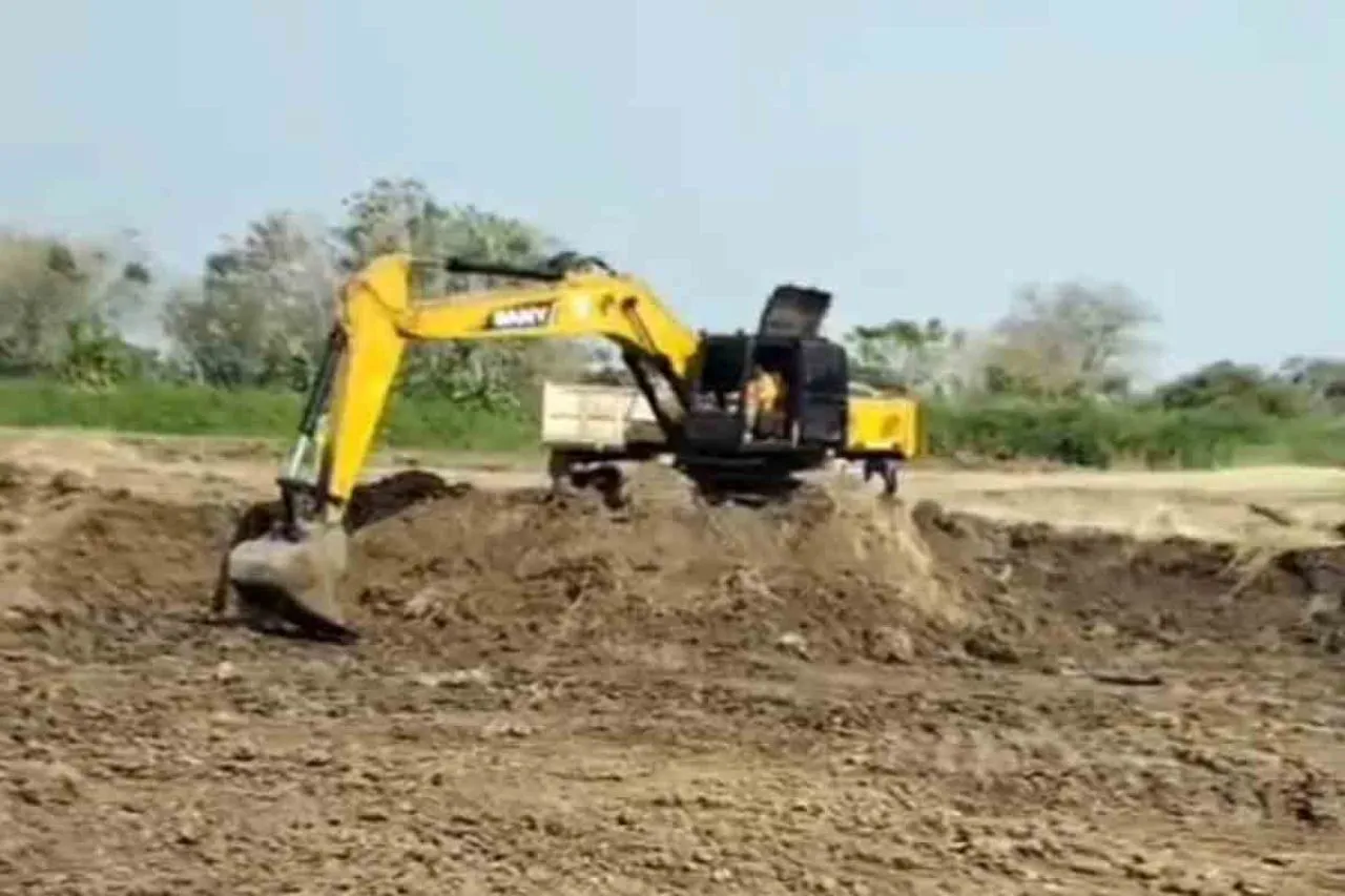 Tambang Ilegal Gerogoti Bibir Sungai Bengawan Solo di Gresik