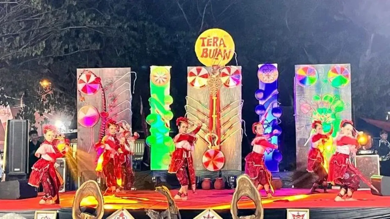 Tradisi Malam Terak Bulan di Stadion Kerapan Sapi Bangkalan