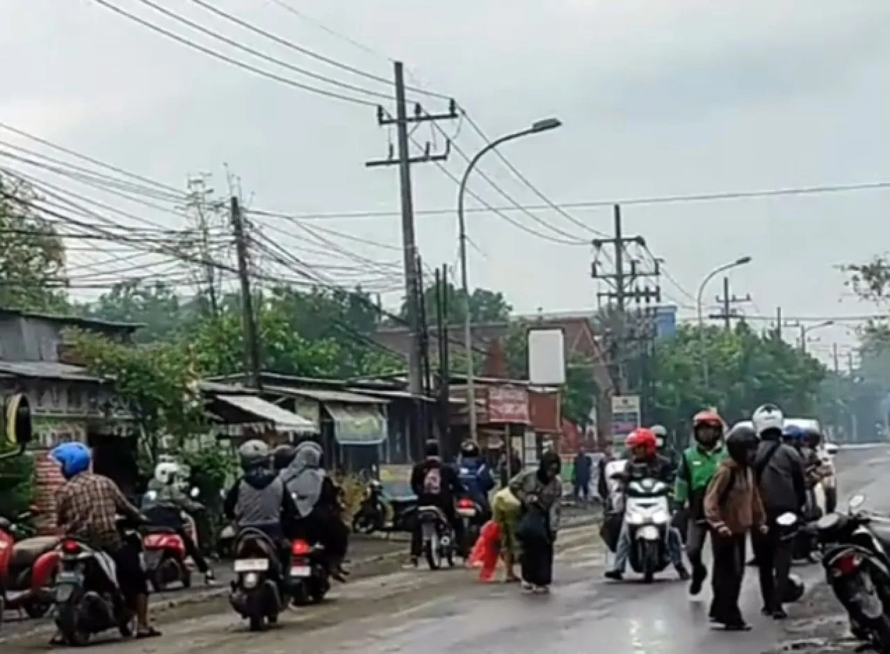 Pemotor di Jalan Bringkang Bergelimpangan Akibat Lumpur Proyek Urug