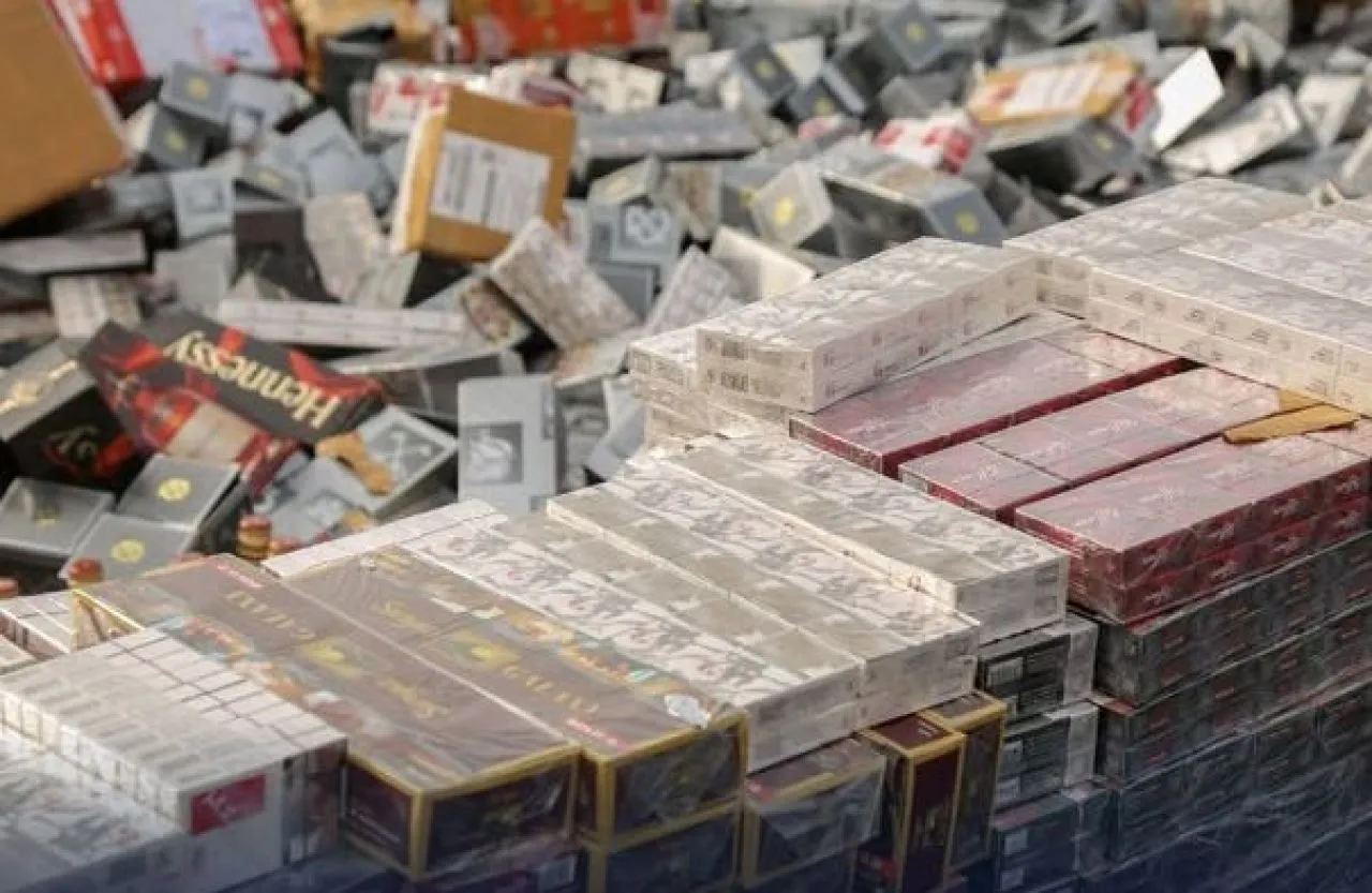 Jutaan Batang Rokok Ilegal dan Ribuan Liter Miras Dimusnahkan di Pasuruan