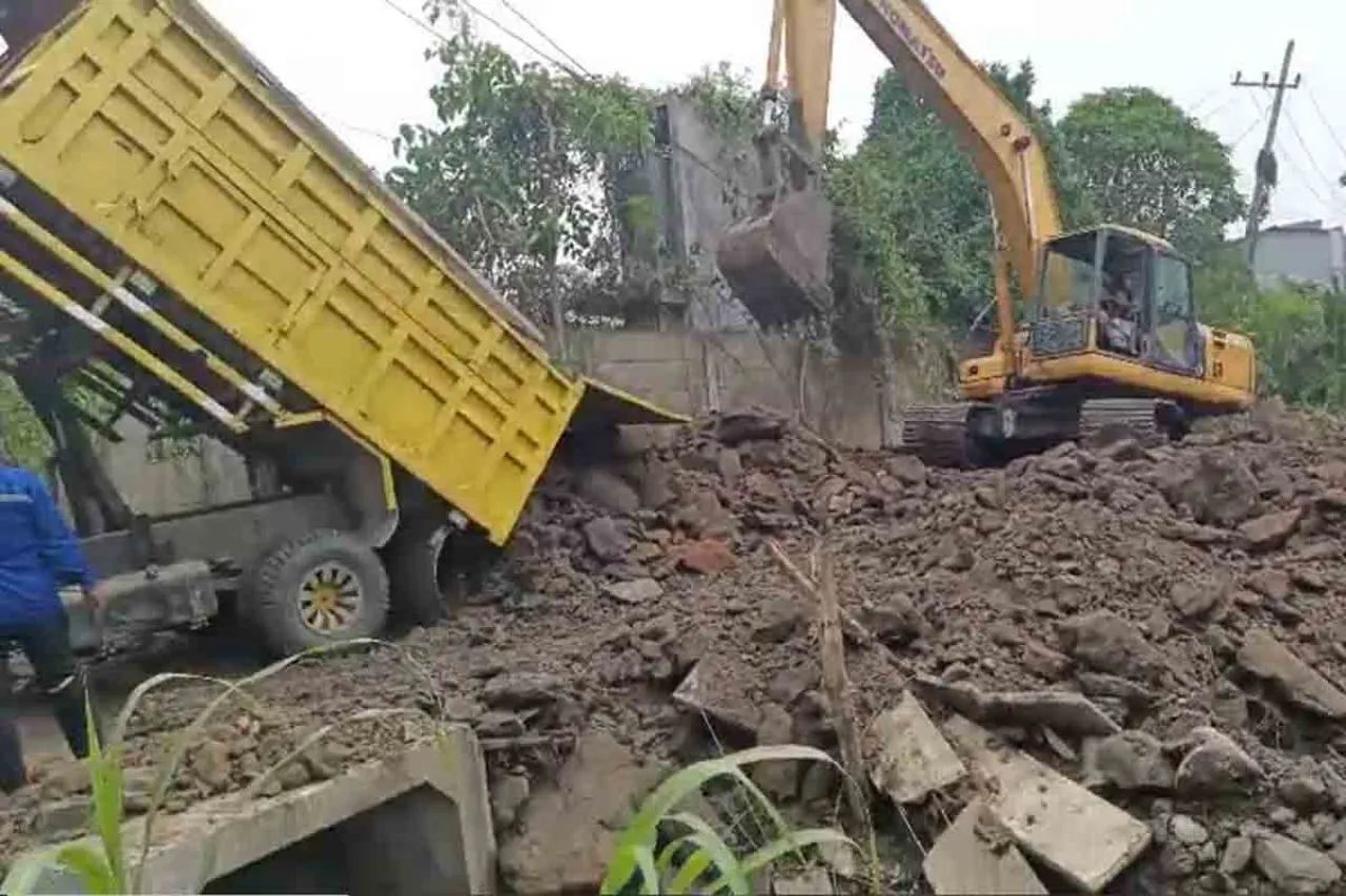Tanah Urug di Desa Putat Lor Menganti Diduga dari Tambang Tanpa IUP OP