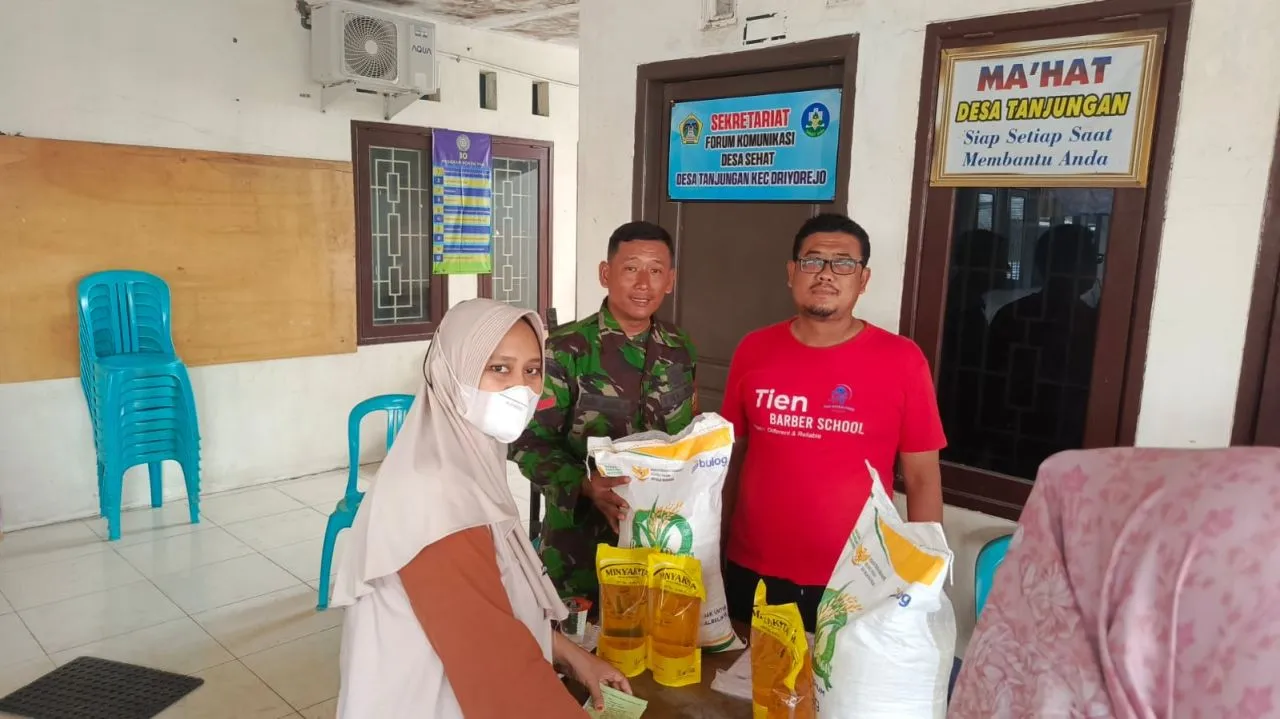 Warga Desa Tanjungan Terima Bantuan Sembako di Balai Desa
