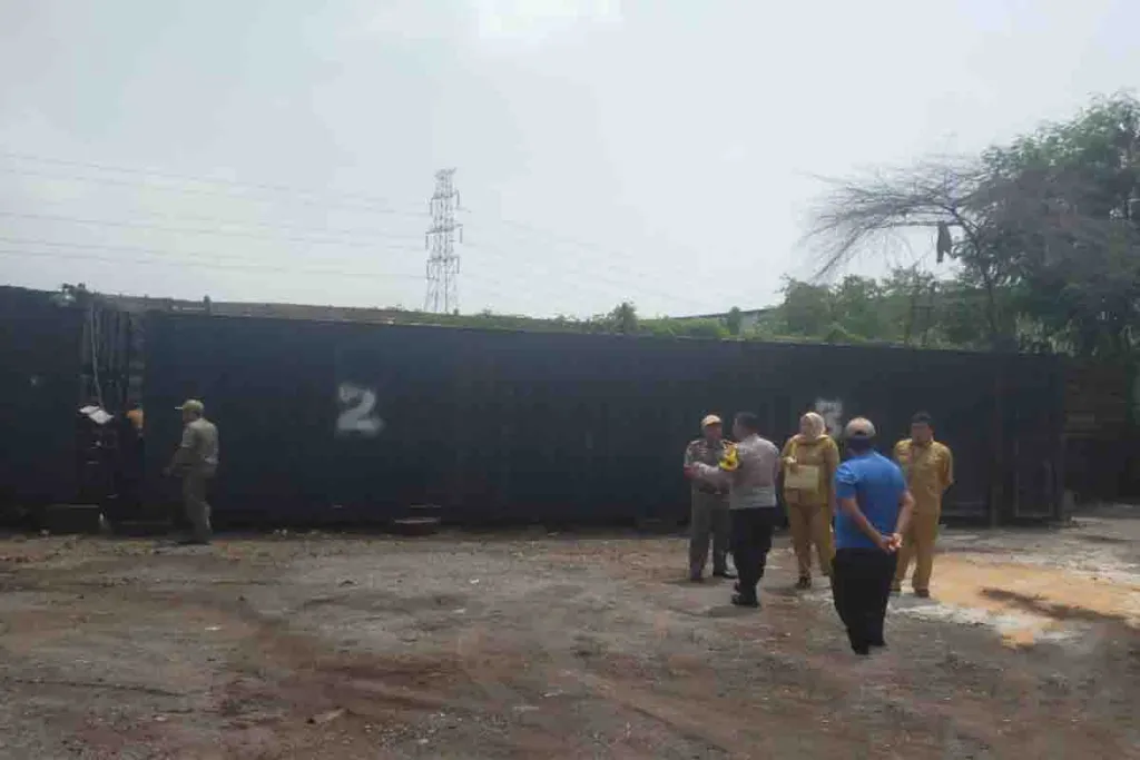 Gudang Limbah di Desa Banjarsari Digrebek Dinas Lingkungan Hidup Gresik