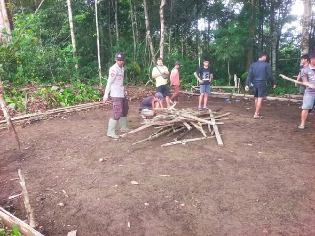 Polsek Semitau Bakar Arena Sabung Ayam di Desa Sekedau