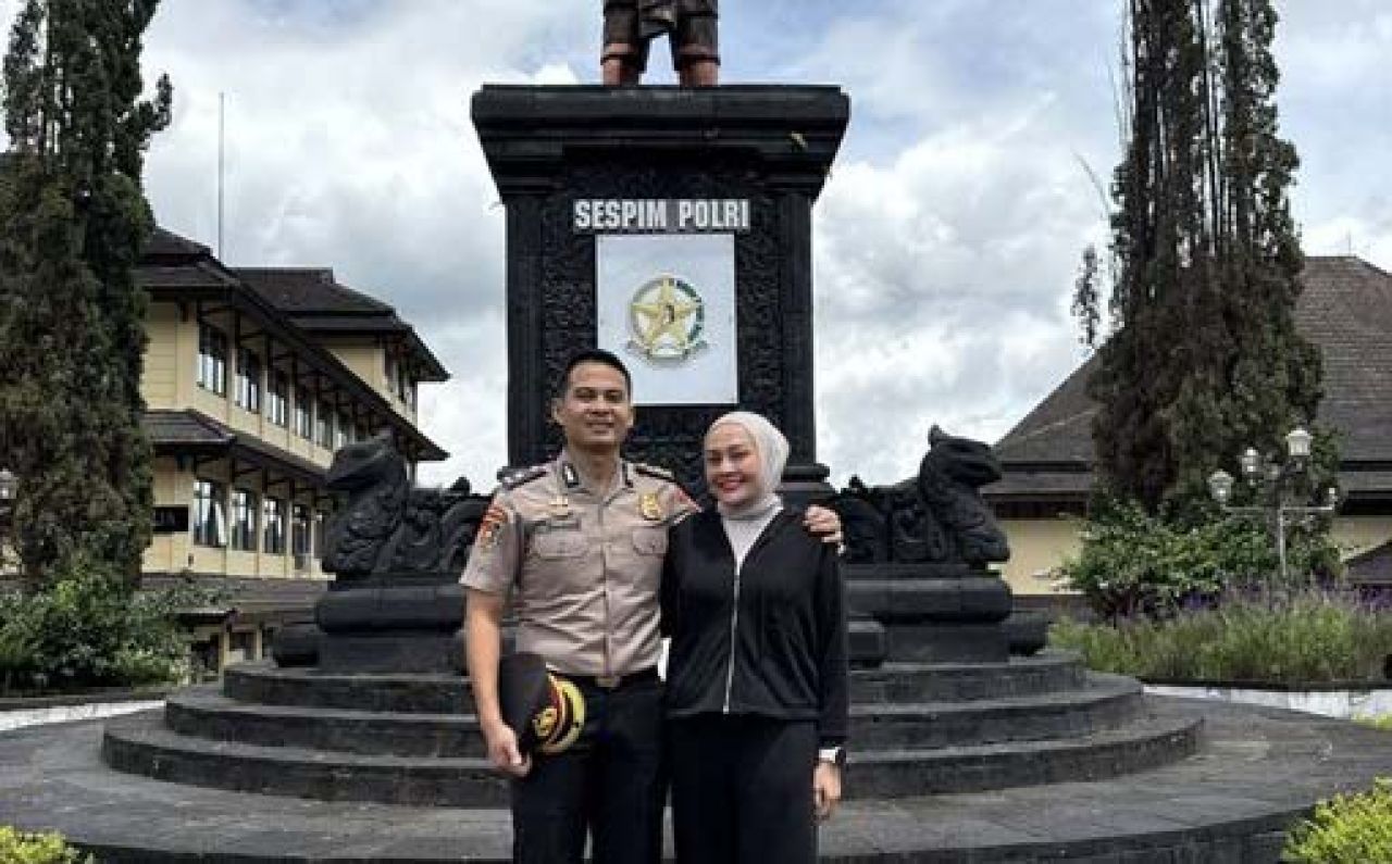 Komisaris Polisi (Kompol) Tiksnarto Andaru Rahutomo bersama istrinya. (foto : @prabu_abimanyu)