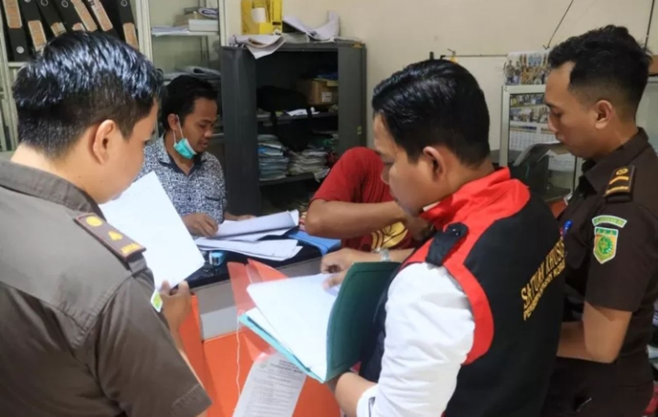 Kejari Lamongan saat geledah kantor BUMDes Maju Bersama