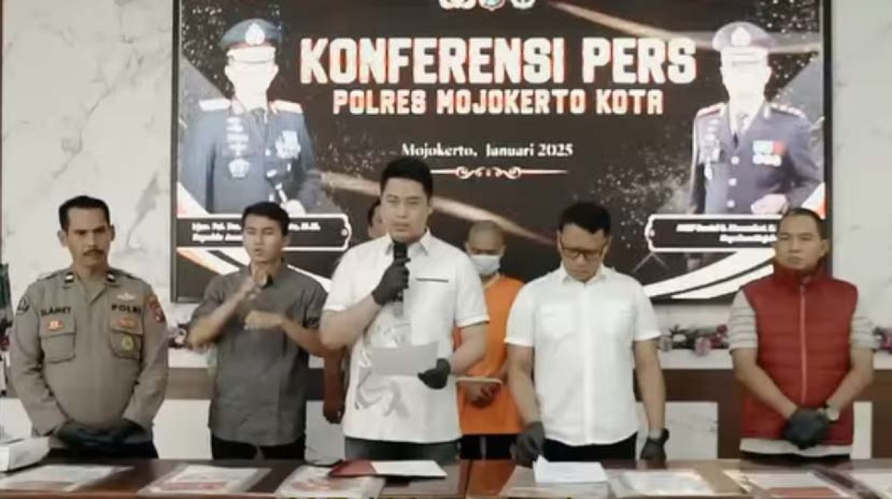 AKP Siko Sesaria Putra Suma saat jumpa pers di Mapolres Mojokerto Kota
