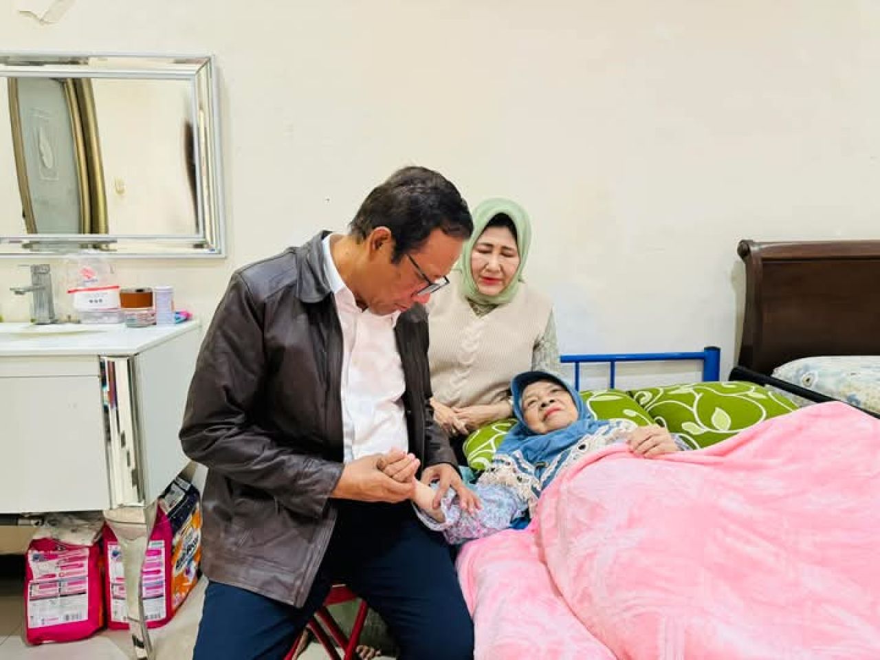 Mahfud MD bersama istri, dan ibunya