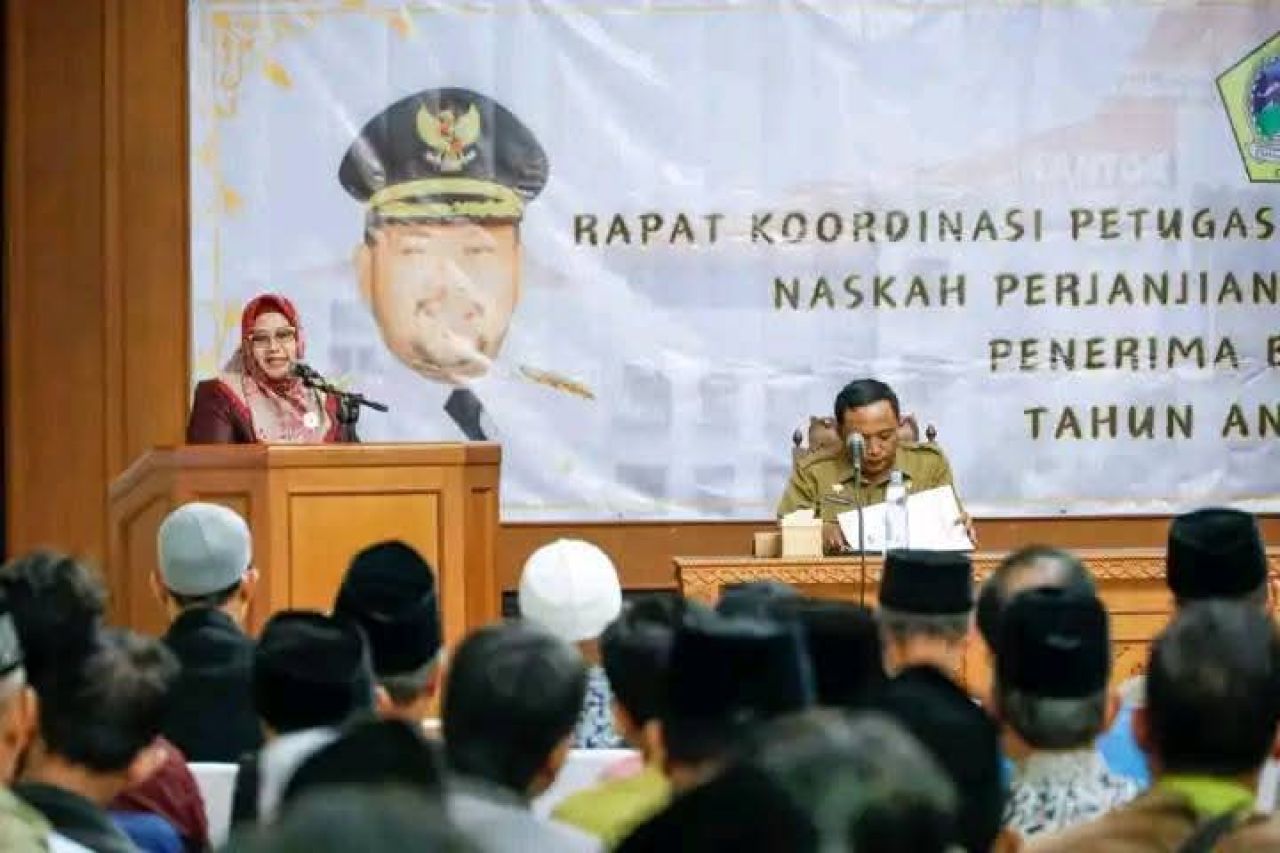 Wakil Bupati Gresik, Aminatun Habibah saat menyalurkan dana hibah