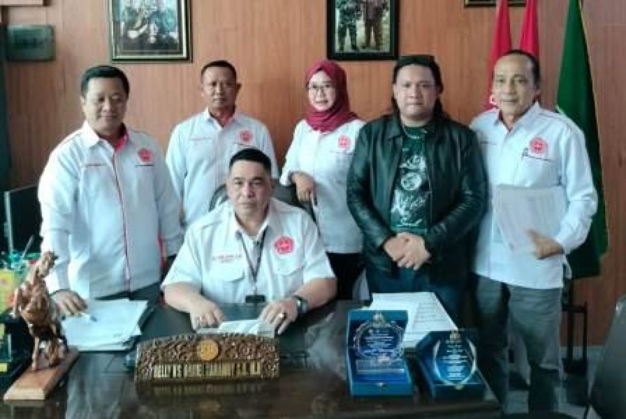 Pengurus DPW PERADIN Jatim saat konpers