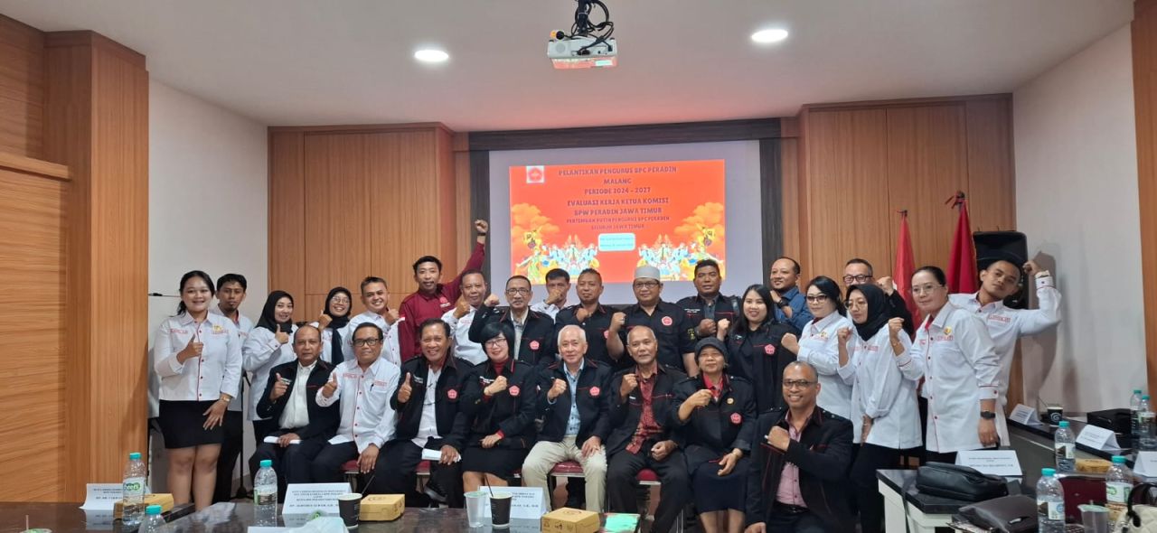 Sesi foto bersama pasca pelantikan pengurus BPC PERADIN Malang