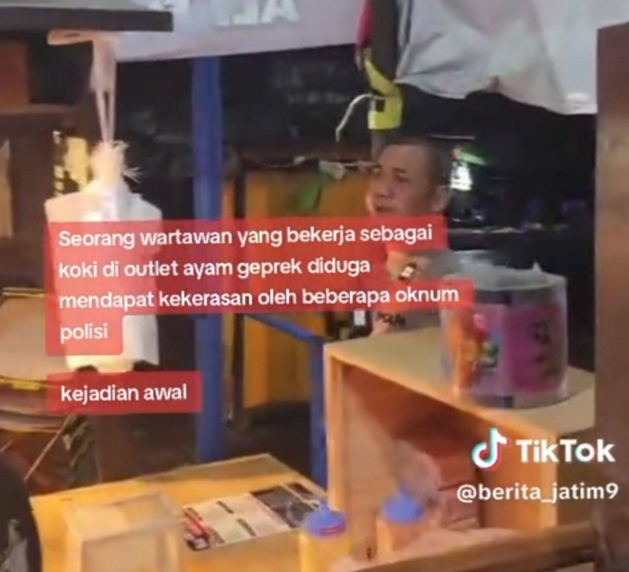 Tangkapan layar video keributan anggota Polsek Driyorejo dan pedagang ayam grepek