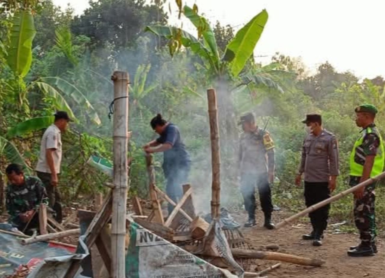 Pembongkaran arena judi sabung ayam di Desa Kedungmaling pada Agustus 2024 lalu.
