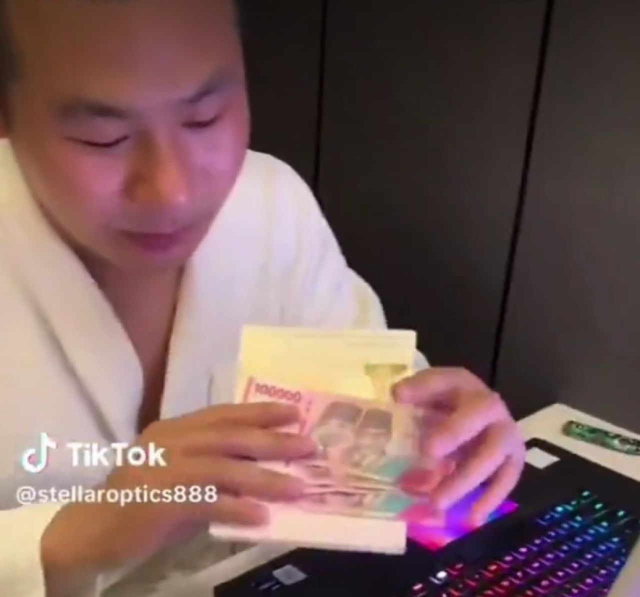Tangkapan layar video WN China yang menyelipkan uang ke dalam paspor
