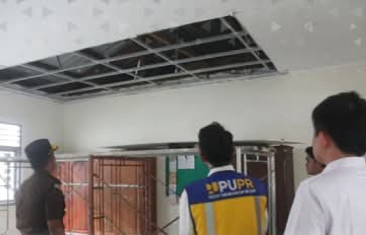 Kajati NTT meninjau plafon SD yang roboh