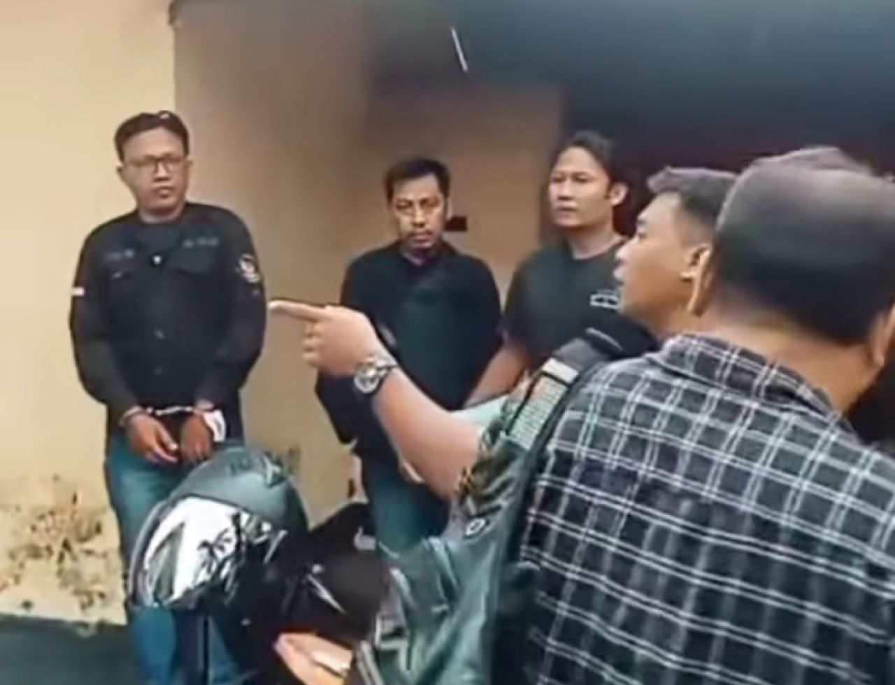 Penangkapan terhadap 2 oknum LSM di Desa Koprak