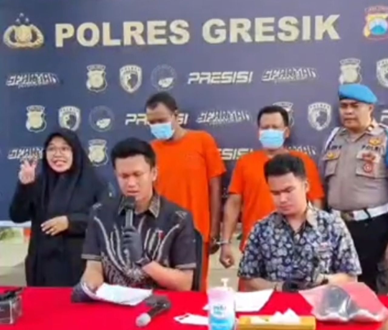 Kasat Reskrim Polres Gresik, AKP Abid Uais Al-Qarni saat konpers kasus perampokan