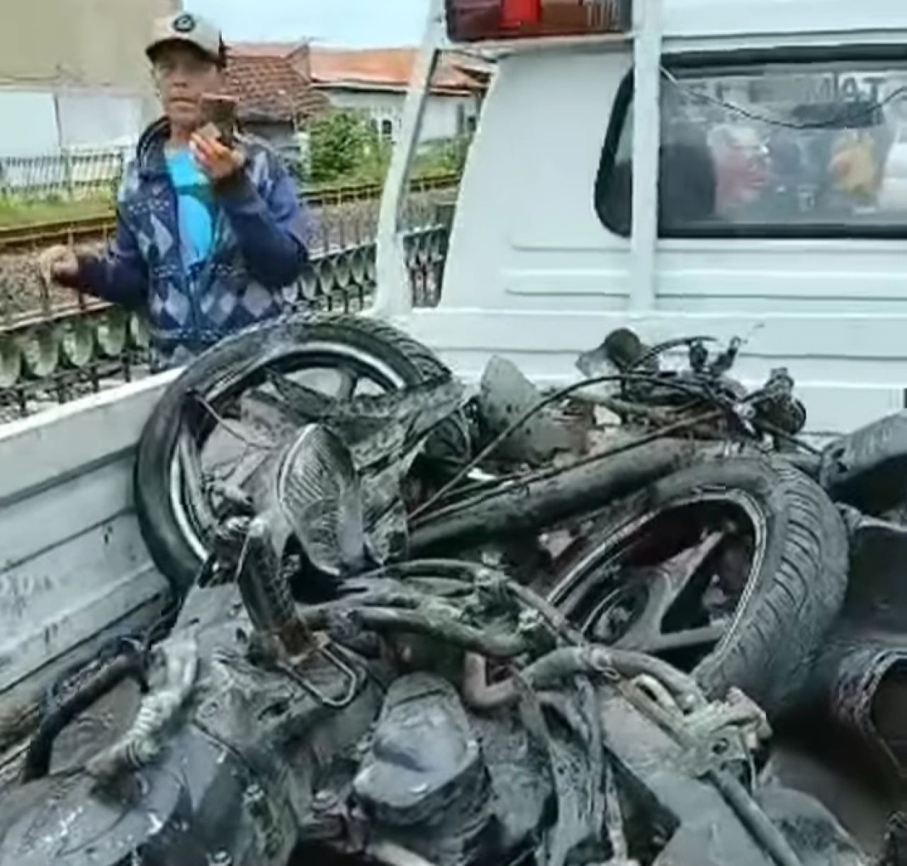 Sepeda motor yang dikendarai Wahid