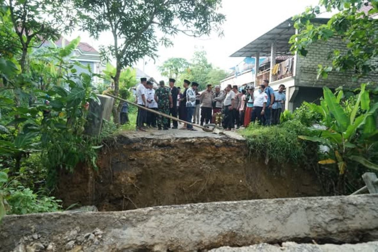 Pj. Bupati Bangkalan dan jajaran meninjau infrastruktur