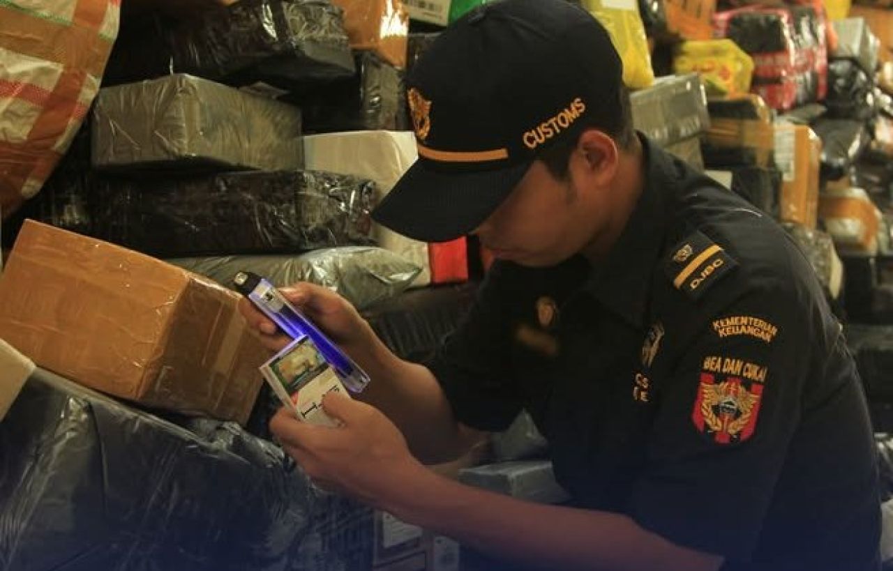 Razia rokok ilegal oleh petugas Bea Cukai
