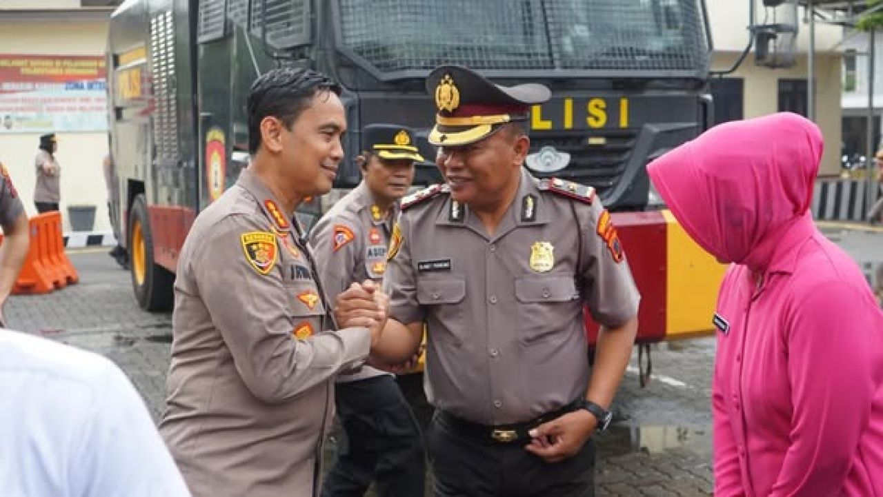 Kombes Pol Irwan Anwar (kiri) yang dimutasi ke Lemdiklat Polri