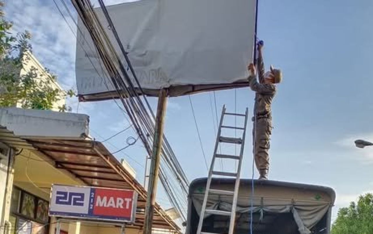 Pembongkaran reklame oleh petugas Satpol PP Gresik