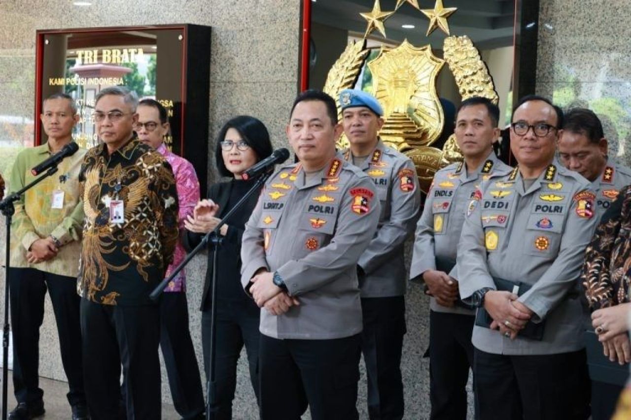 Kapolri dan Ketua KPK di acara konpers pembentukan Korps Pemberantas Tipikor Polri