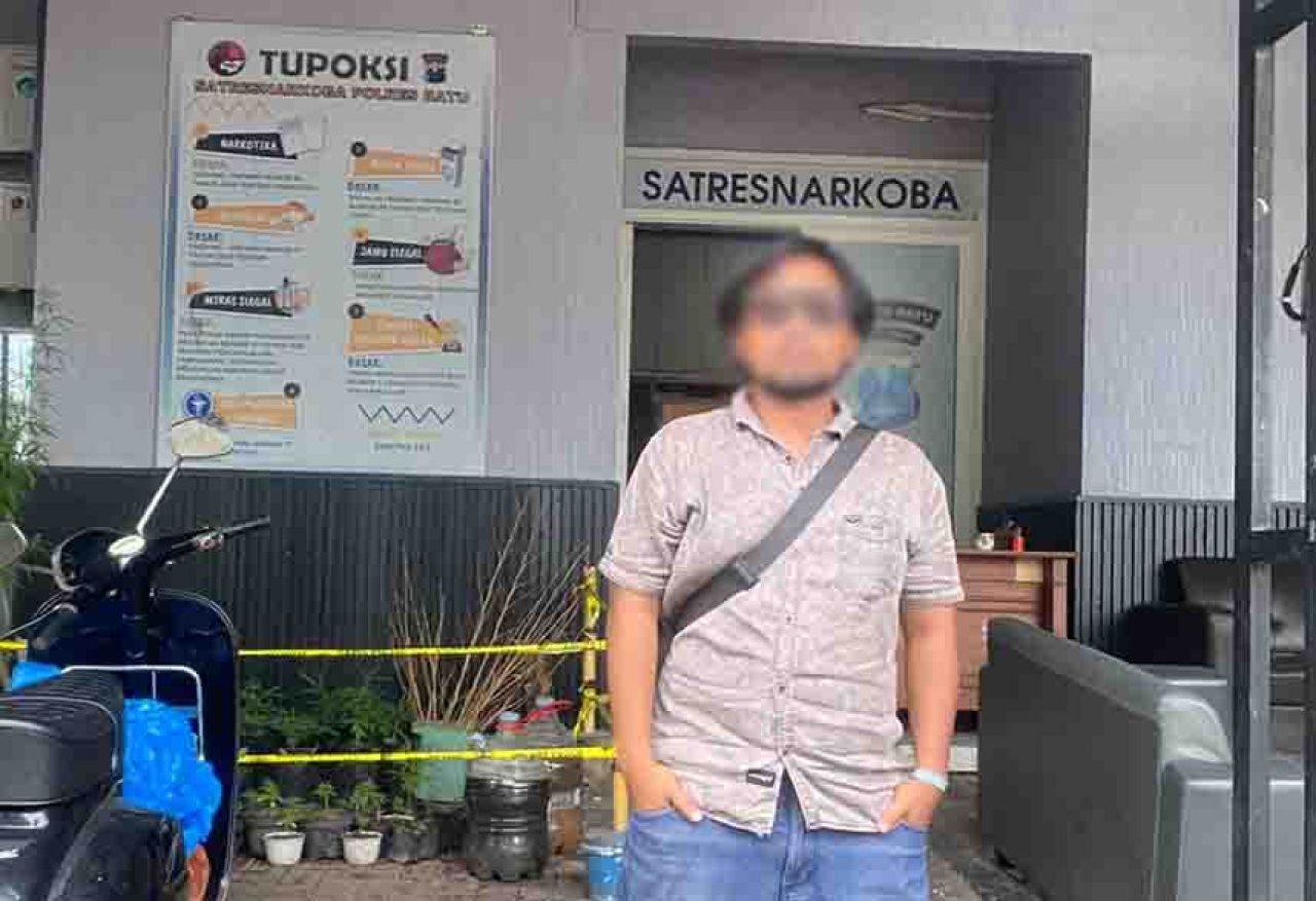Muhammad Saril saat hendak konfirmasi di Satres Narkoba Polres Batu