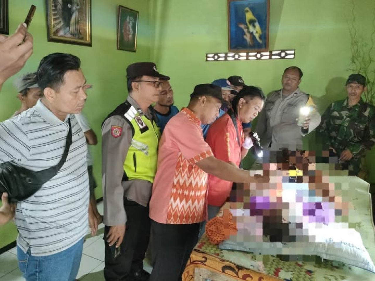 Jenazah Sumari disemayamkan