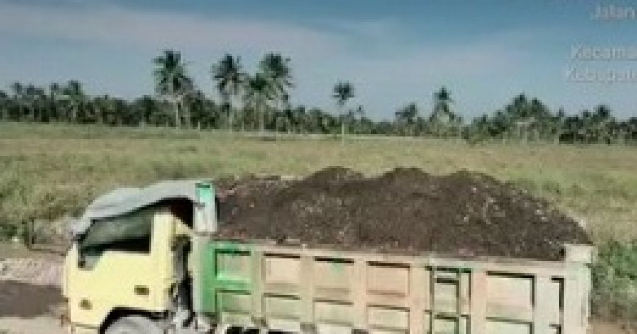Truk pengangkut tambang di Desa Bedewang