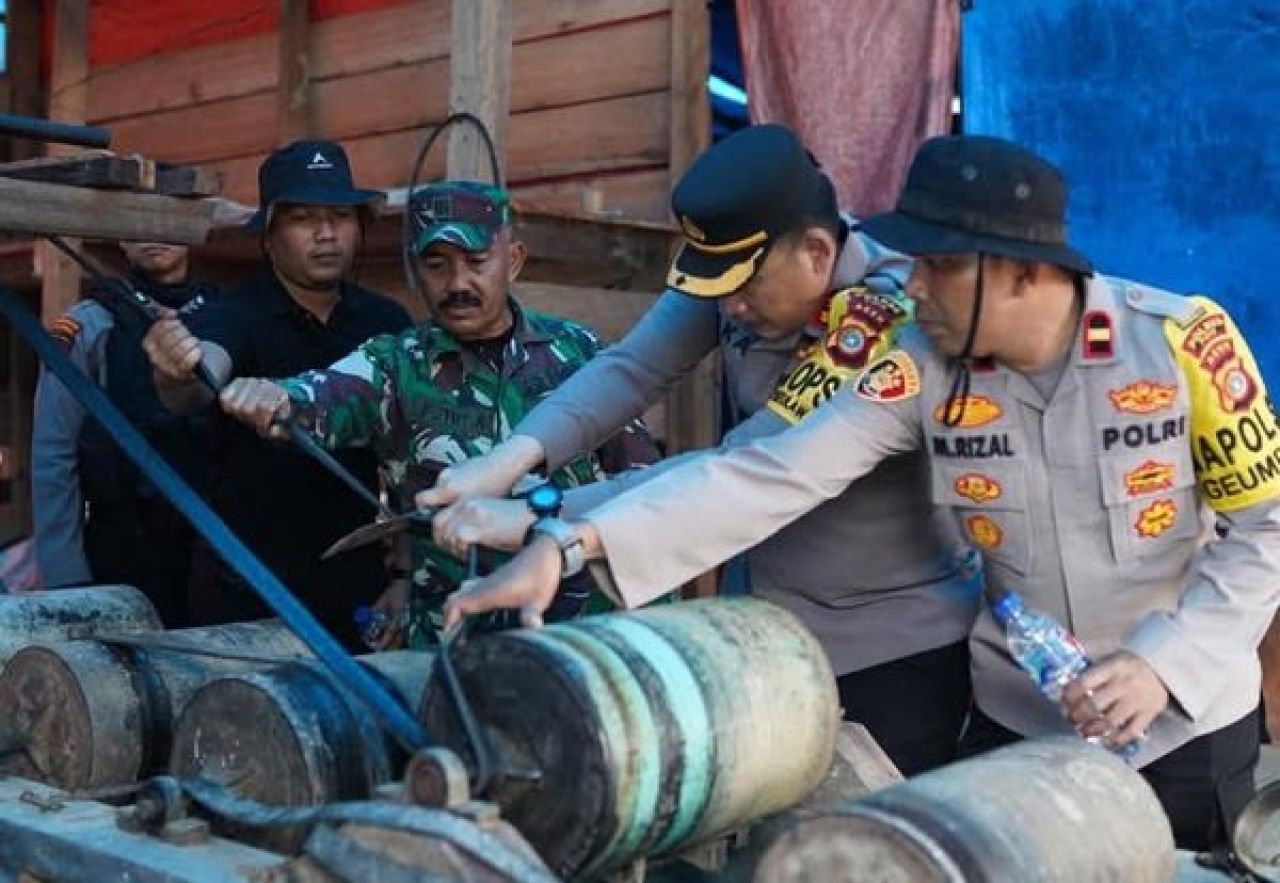 Mesin penggiling batu di penambangan ilegal