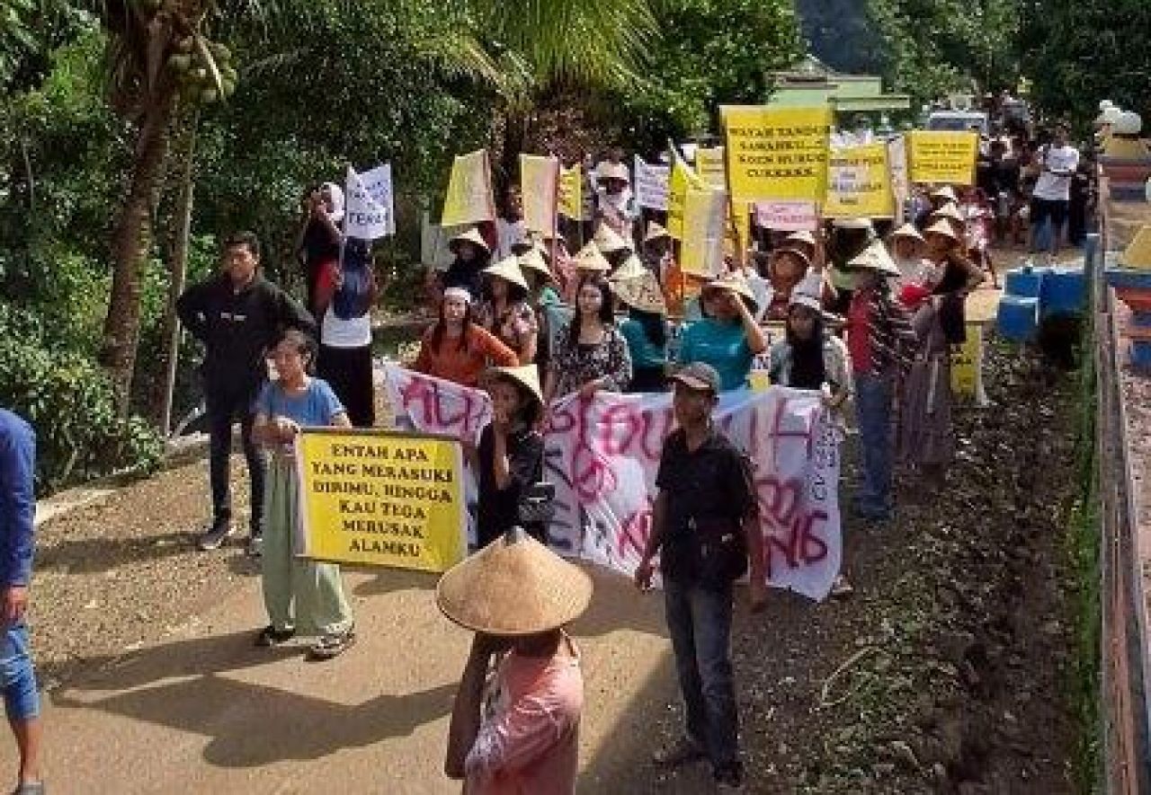 Aksi demo Warga Desa Sumberrejo menolak tambang