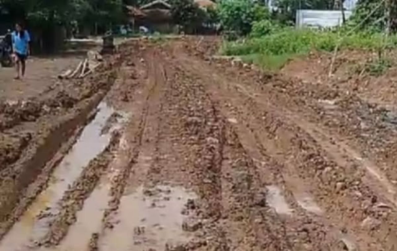 Akses jalan yang dilintasi tambang di Desa Mekarsari