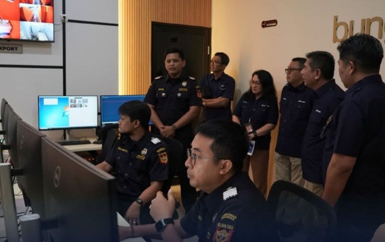 Alat pemindai peti kemas di Pelabuhan Tanjung Perak