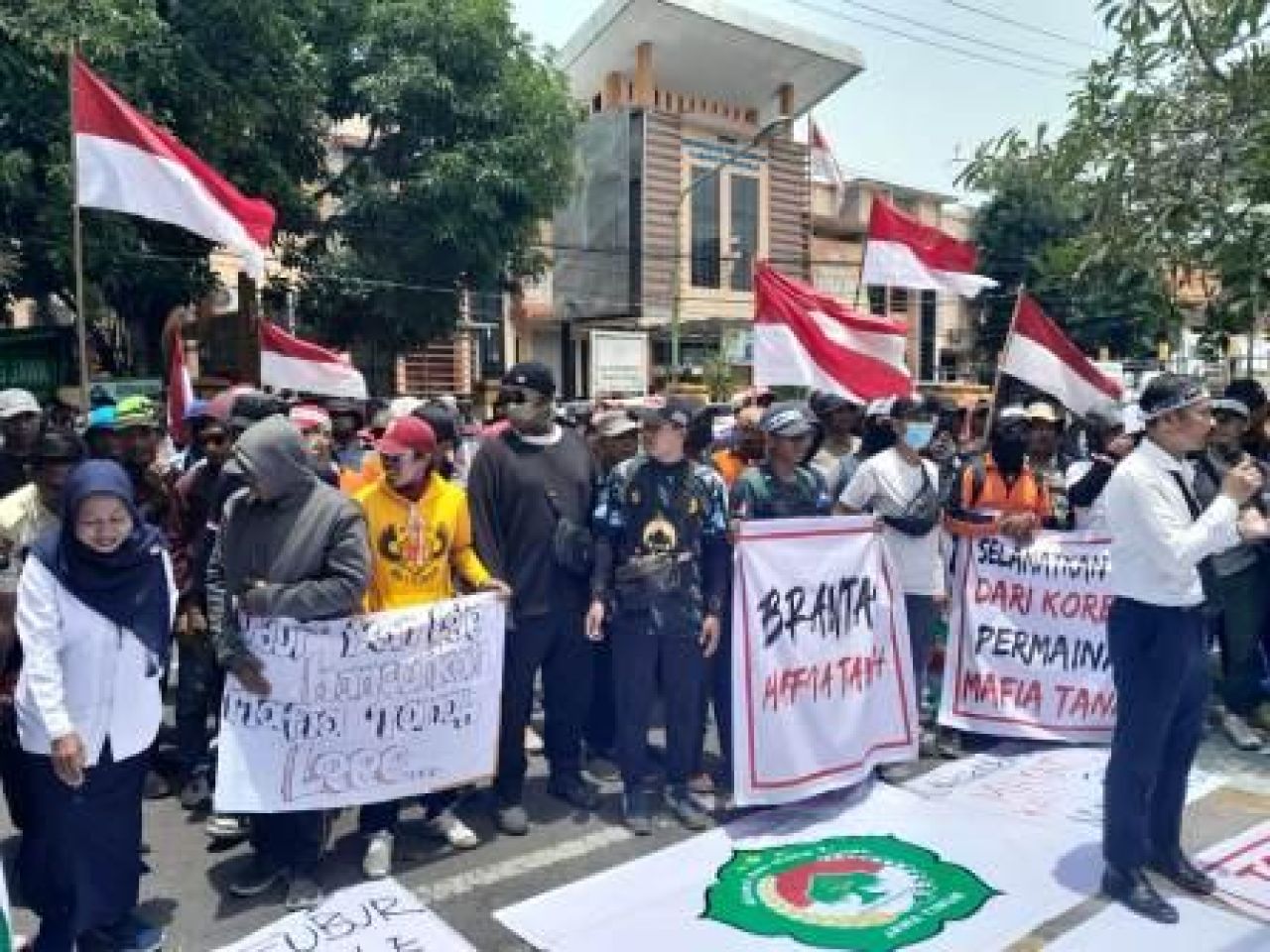 : Advokat Andi Fajar Yulianto dampingi Aliansi Anti Mafia Tanah Jawa Timur menggelar aksi demonstrasi di Kejari Sidoarjo.