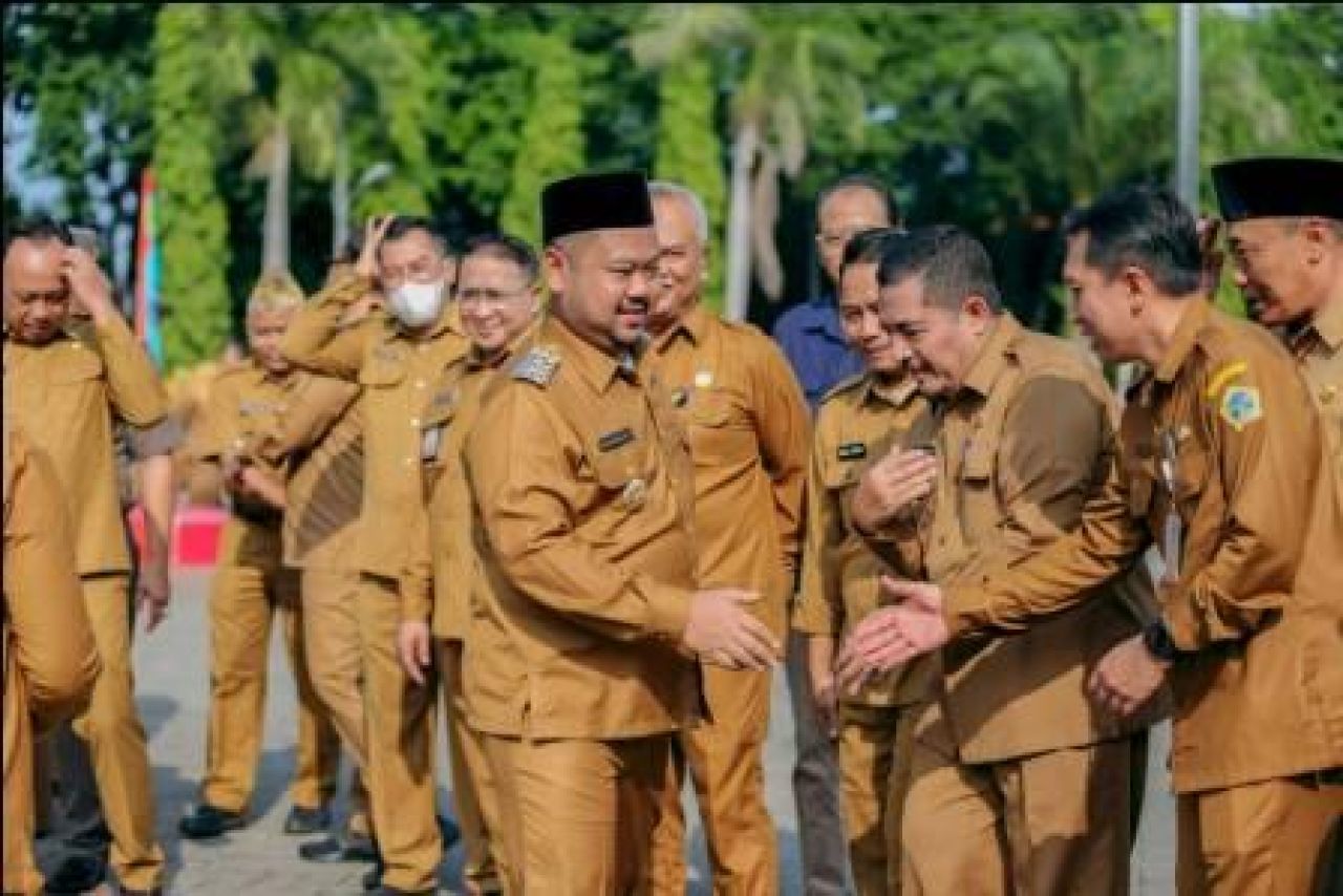 Bupati Gresik bersalaman dengan ASN di jajarannya