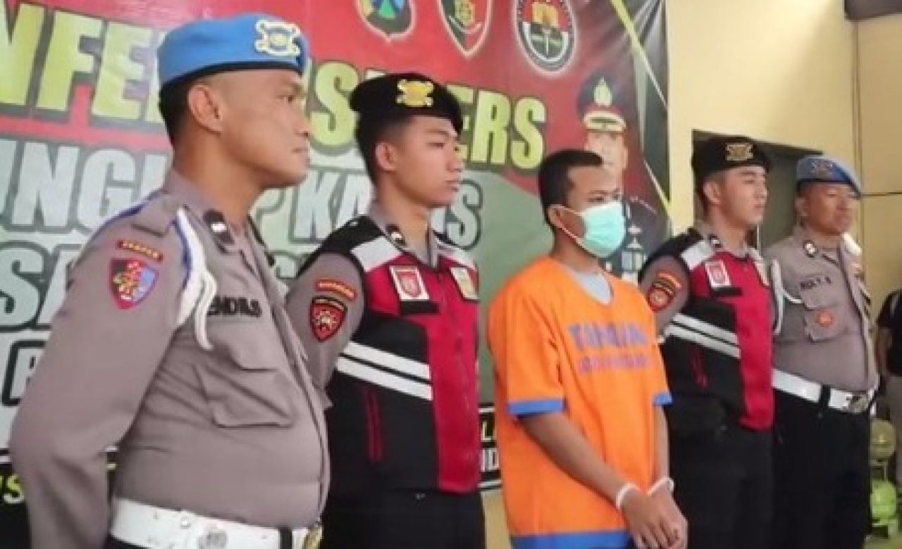 Pelaku berbaju tahanan