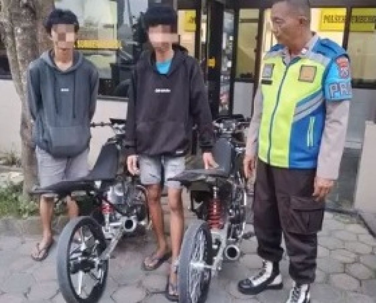 2 pemuda yang hendak balapan liar