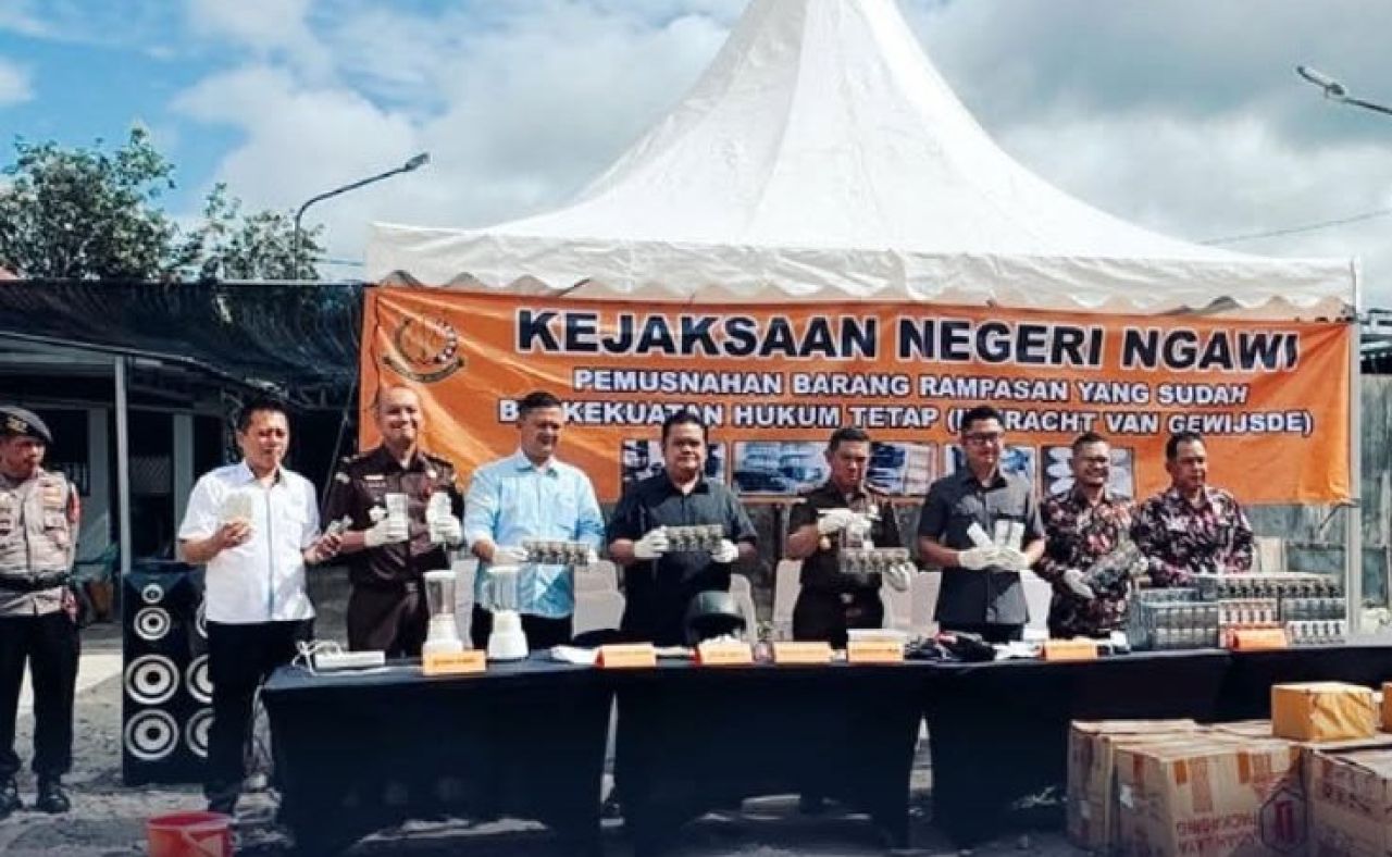 Pemusnahan jutaan batang rokok ilegal