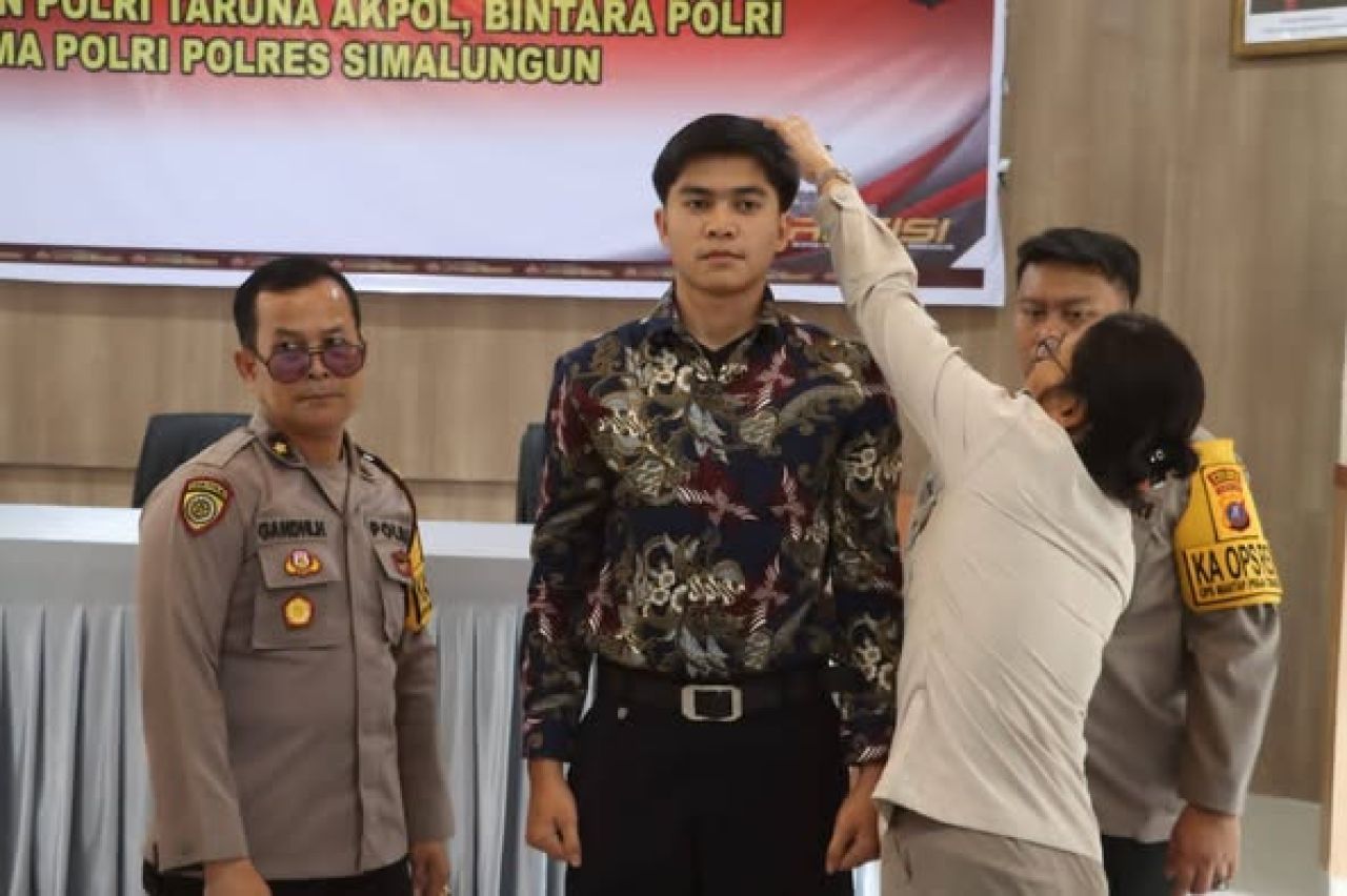 Panitia memeriksa tinggi badan peserta calon anggota Polri