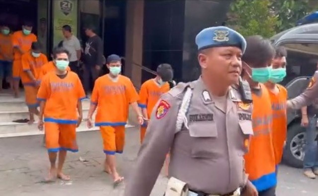 Para tersangka kasus curanmor digiring ke lokasi konpers