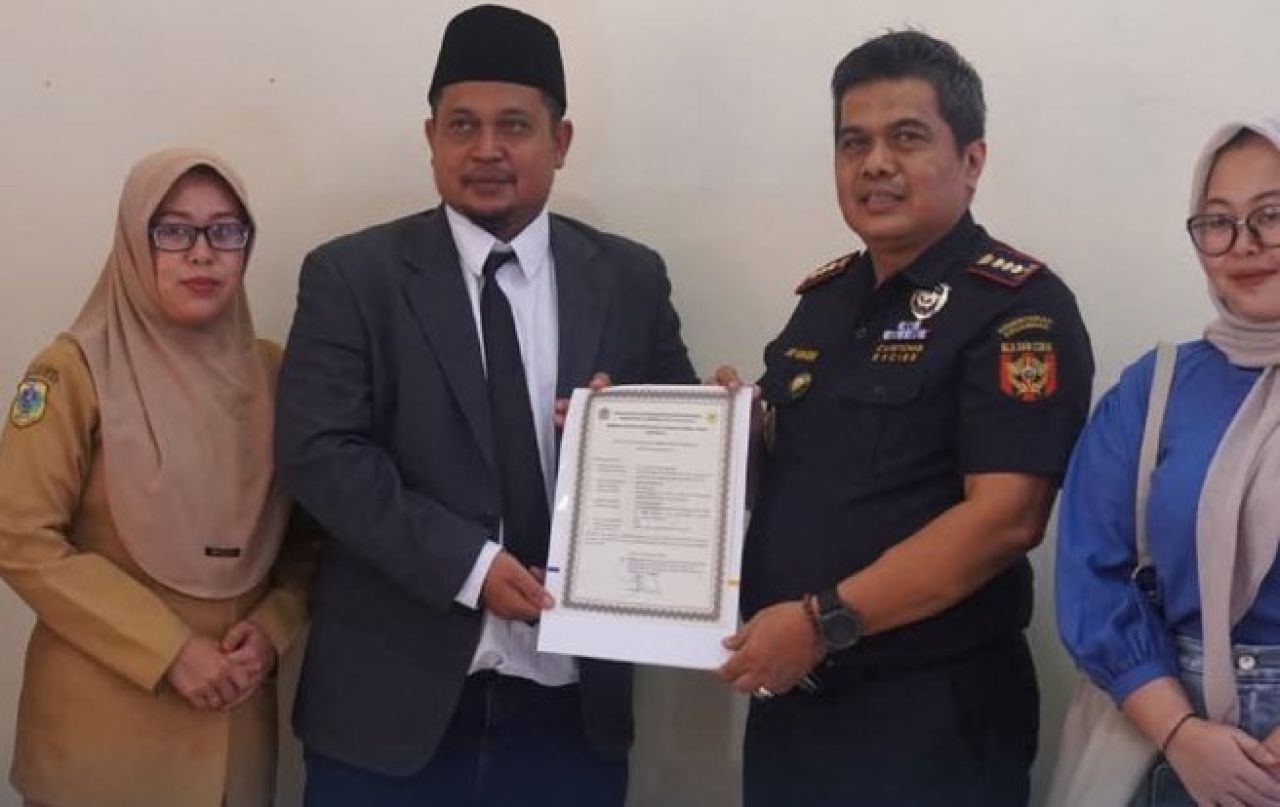 Direktur CV Tiga Putri Ababil menerima izin usaha cukai